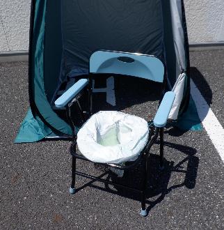 便袋をかぶせた簡易トイレ