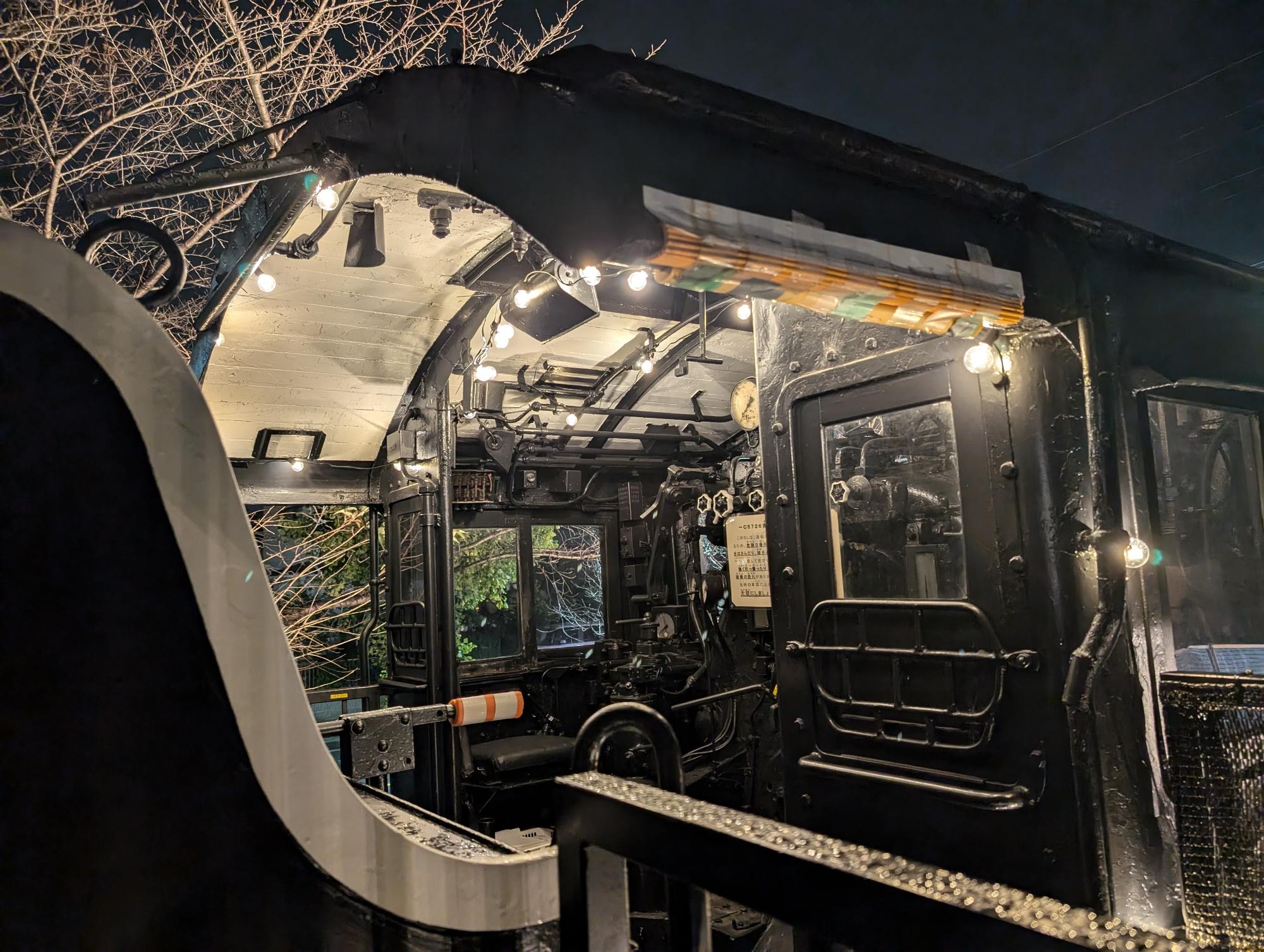 夜間の蒸気機関車の写真