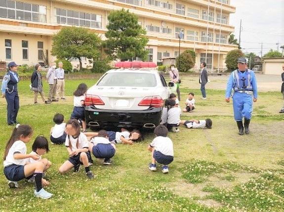 運転席から死角となる場所を確認している様子