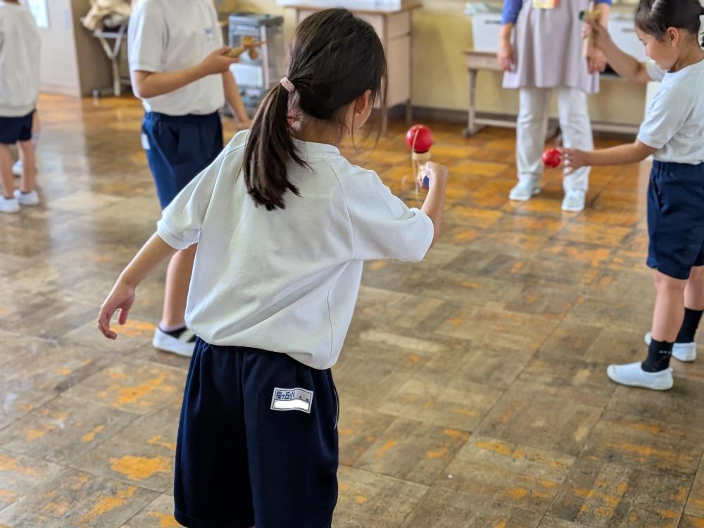 けん玉をしている小学生