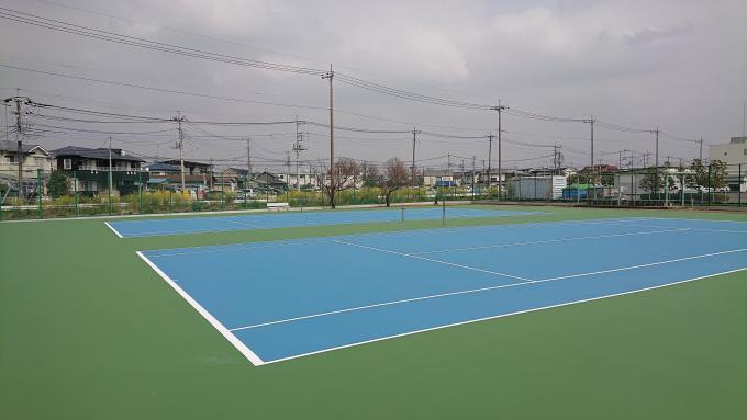 きれいに改修された青色のハードコートの写真