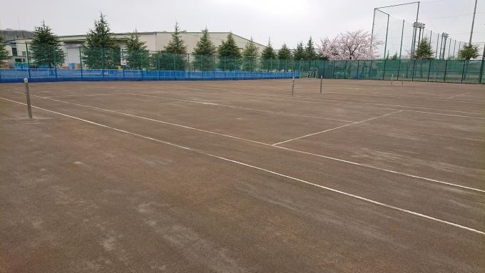 きれいに改修された庭球クレーコートの写真