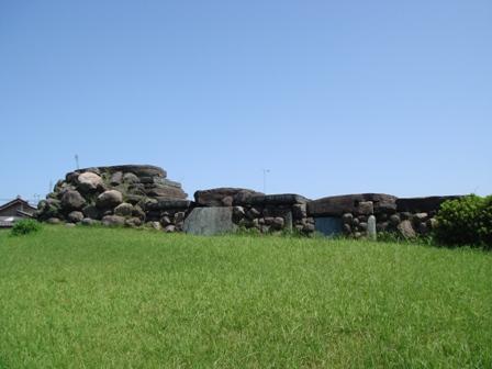 大小の岩が積み上げられ、上部には大きな岩のような物が積まれている八幡山古墳石室を横から見た写真