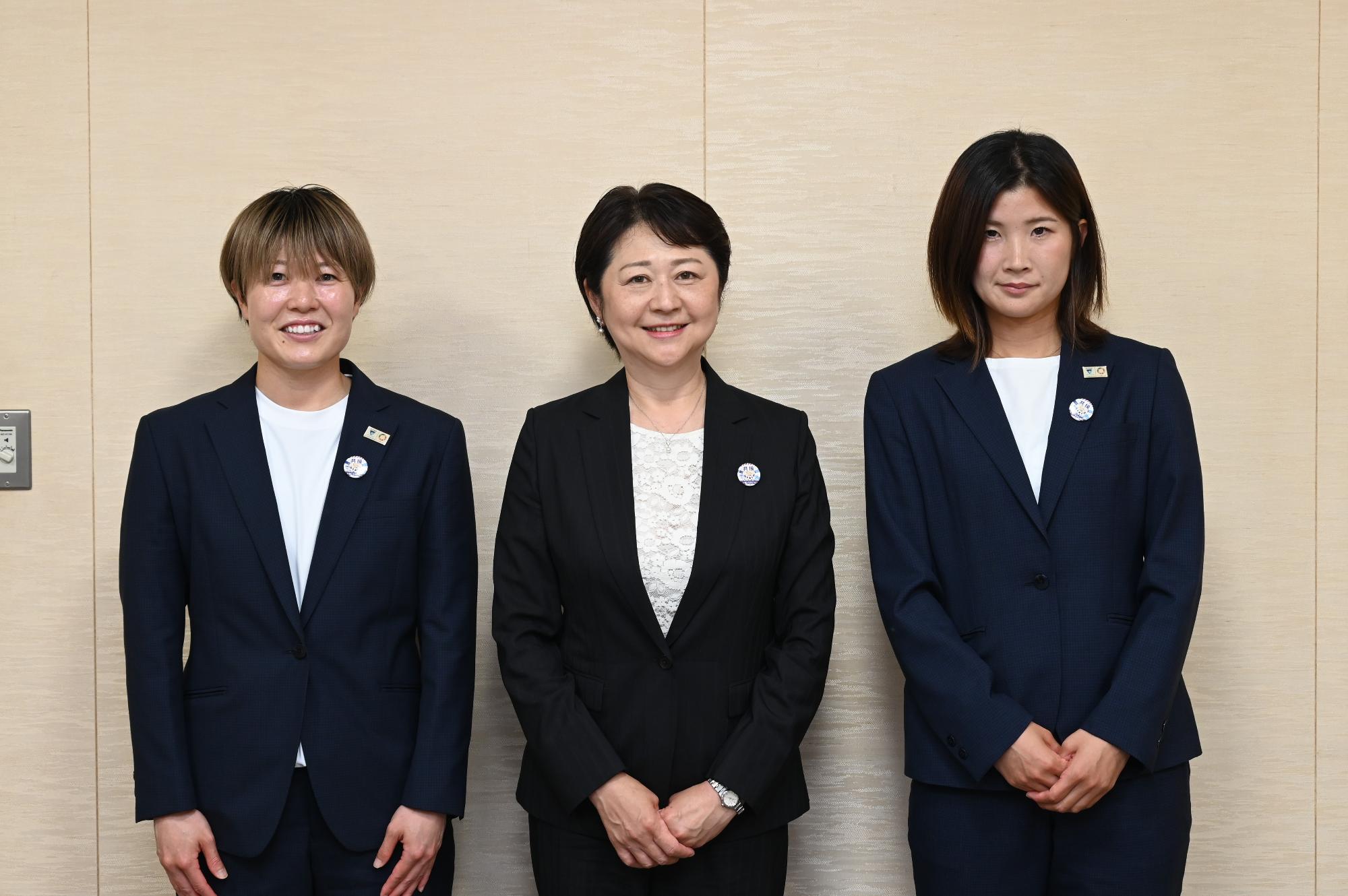 女子プロサッカーチーム ちふれASエルフェン埼玉の選手が表敬訪問しま