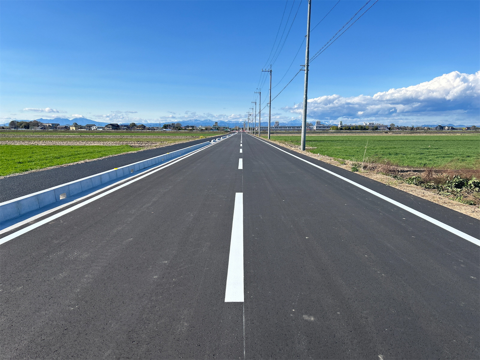 7幹線道路整備事業（須加地区）道路改良工事の完成写真