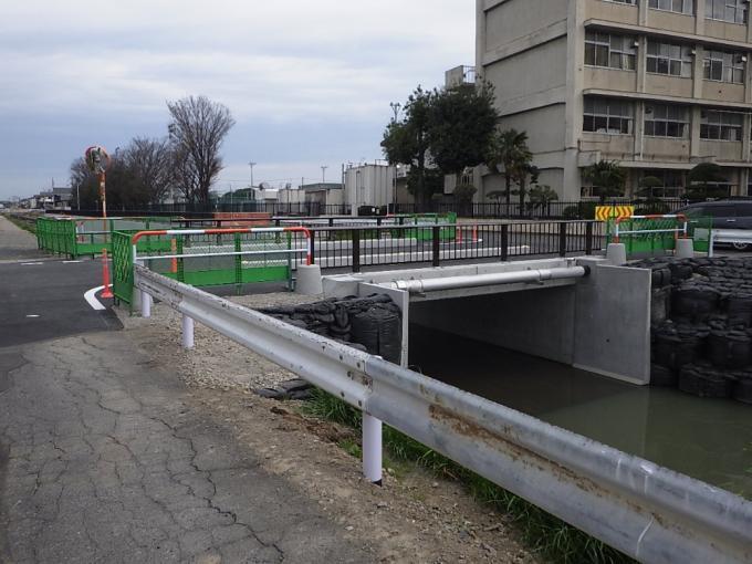 校舎の近く川に新設された橋梁の写真