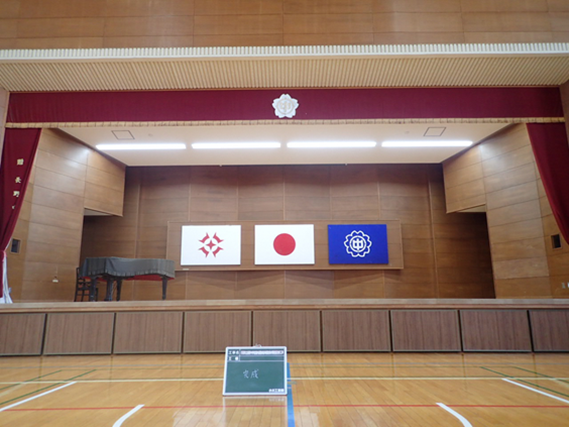 改修工事後の長野中学校屋内運動場の舞台の写真