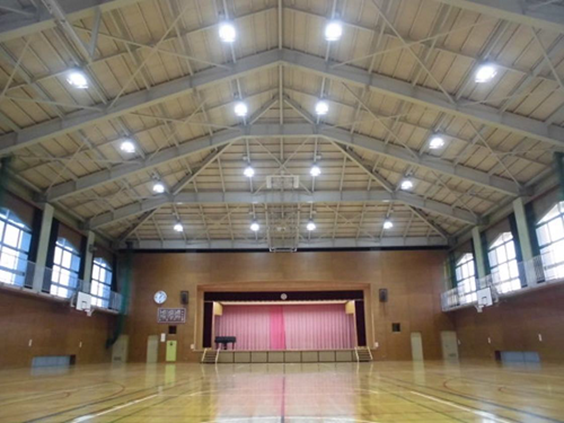改修工事後の太田中学校屋内運動場全体の館内写真