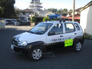 白色と黒色の塗装をしているパトロール車の写真