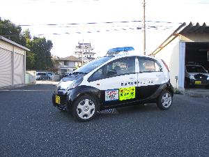 白色と黒色の塗装をしているパトロール車の写真