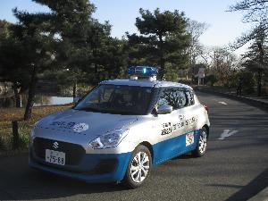 白色と青色の塗装をしているパトロール車でのパトロール風景