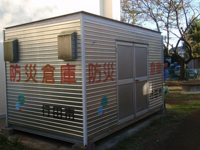 外壁に「防災倉庫 行田市」と書かれた備蓄倉庫の写真