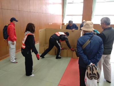 ダンボールベッド組み立て