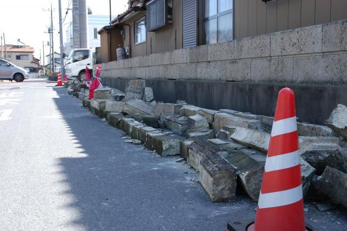 行田市内のブロック塀が崩れている写真