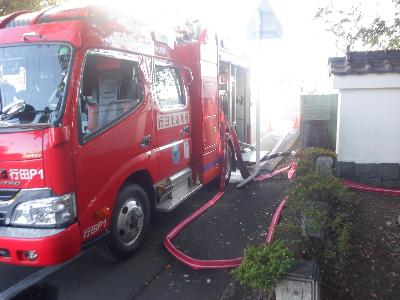 井戸水を消防ポンプ自動車に汲み上げ