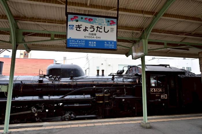 行田市駅に停車中
