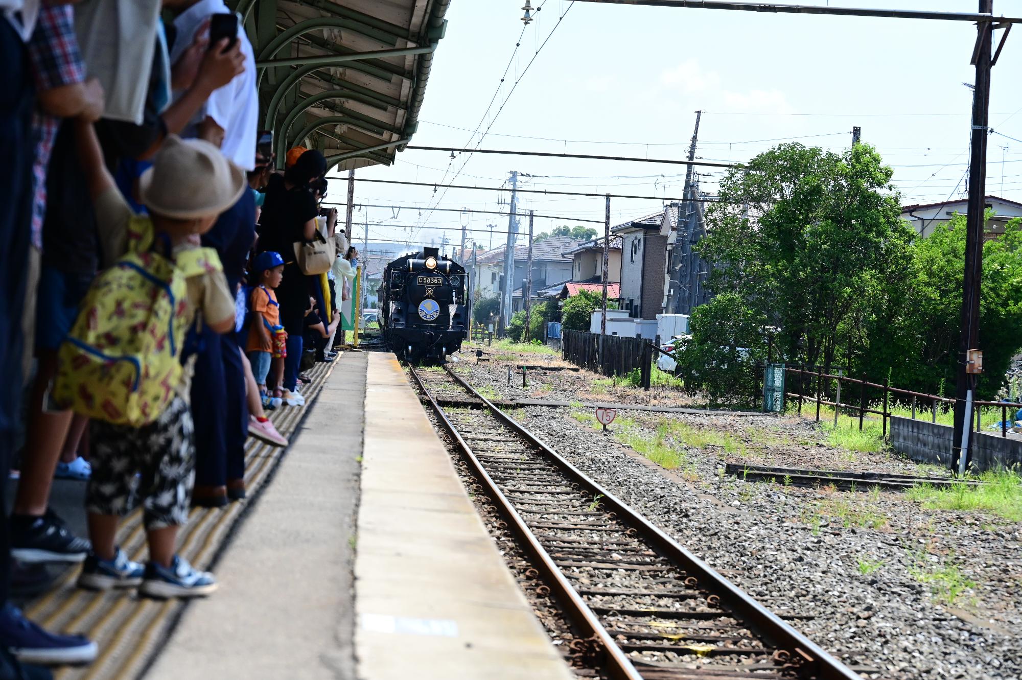 SLが行田市駅に入線する様子