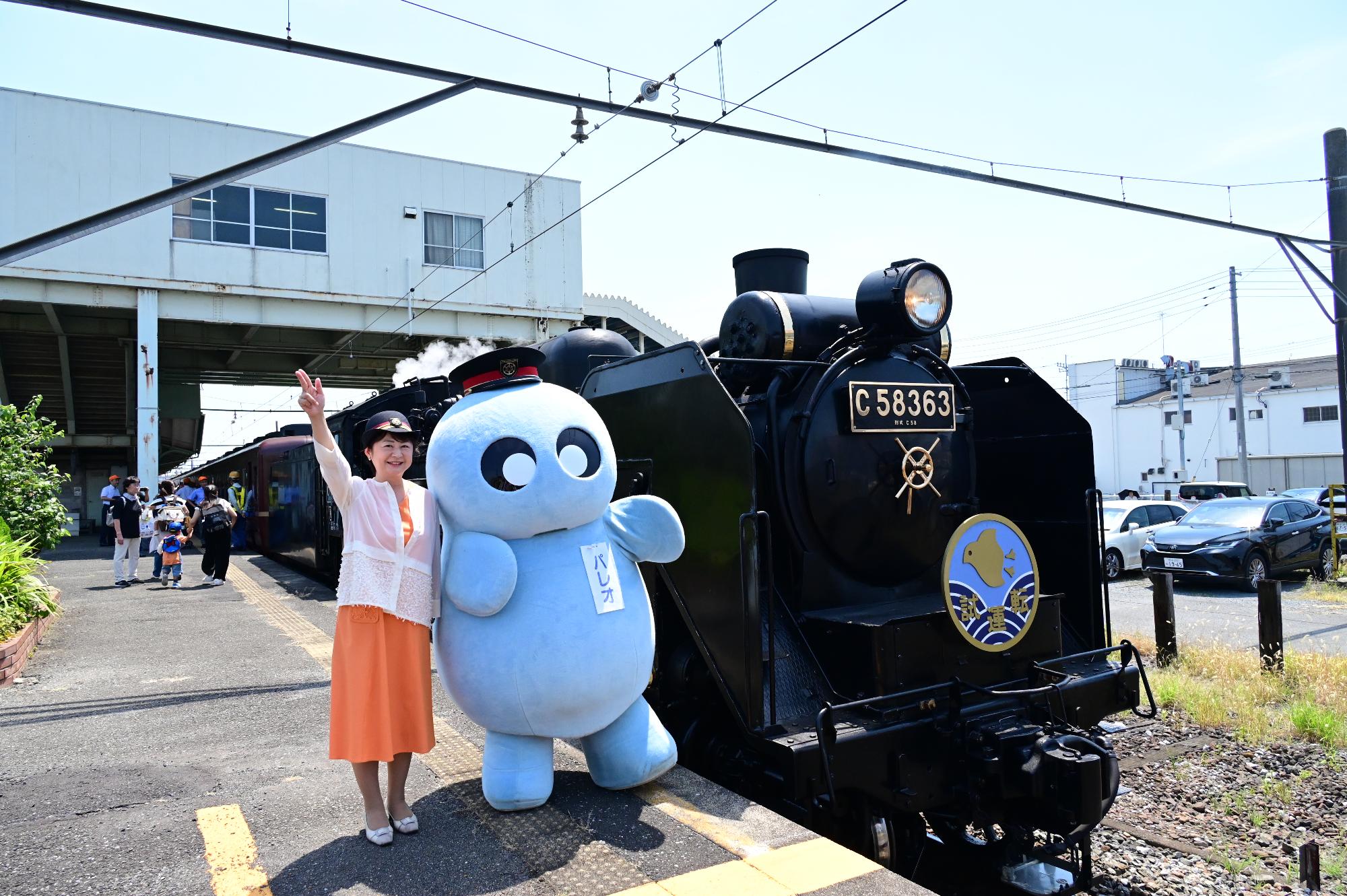 SLの前の行田市長とパレオくん