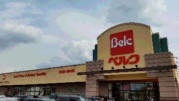 「Belc」と書かれた赤い看板のある行田城西店の店舗外観写真