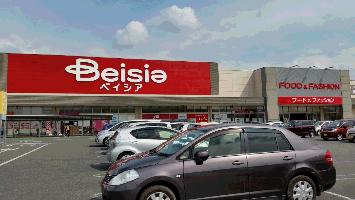 「ベイシア」と書かれた赤い色の看板がある行田店の店舗外観写真