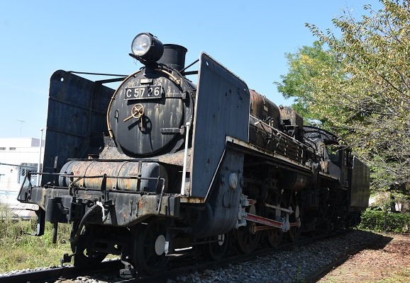 現在、本丸児童公園の南側に展示されている蒸気機関車C5726号