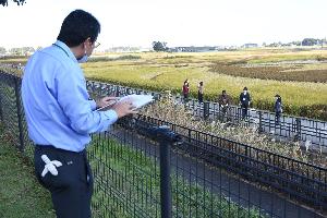 遠隔指示を出している様子