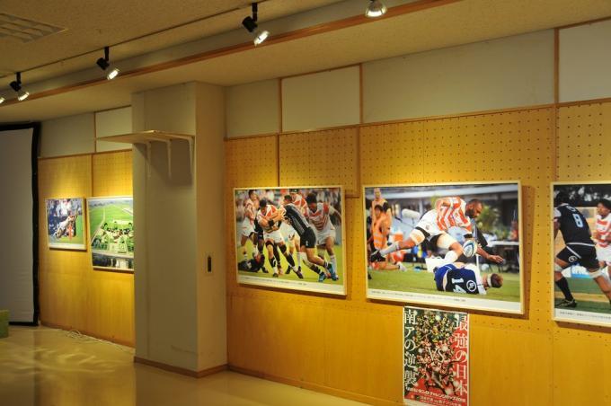 壁に取り付けられたラグビー日本代表の大パネルの写真