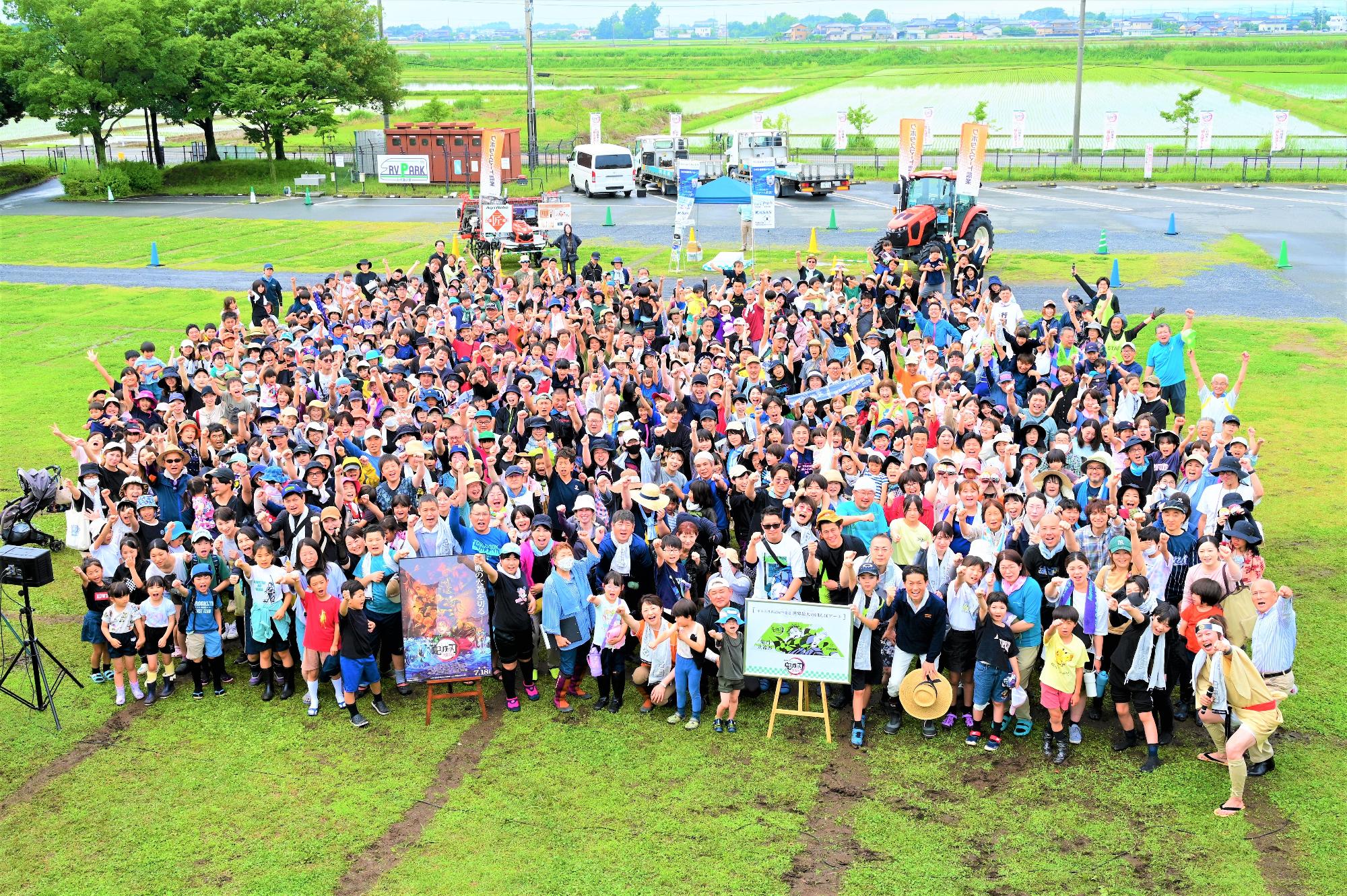 2025年の田植え体験集合写真