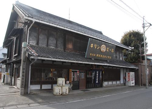 黒くどっしりとした重心の低い店構えの横田酒造の外観の写真