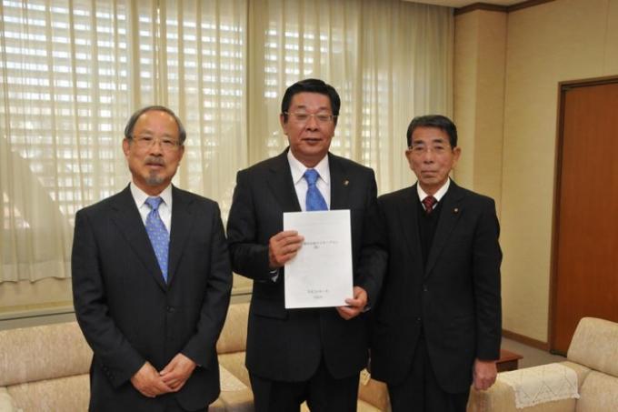 応接室で酒井委員長、吉田副委員長と工藤市長が笑顔で3人並んでいる写真
