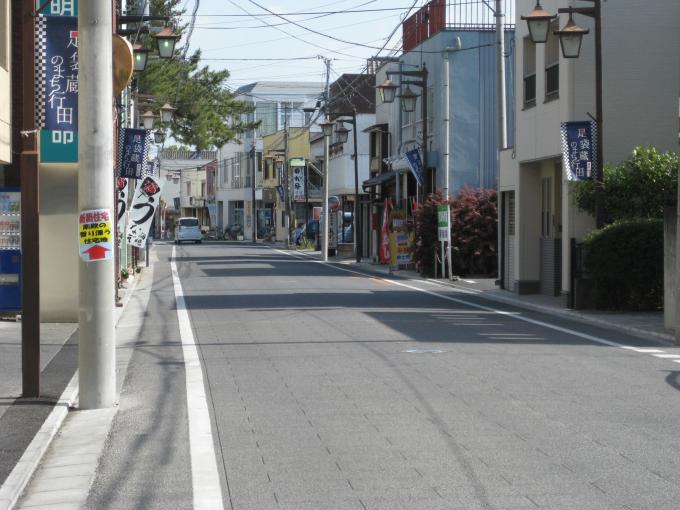 きれいに整備された道路と行田の町並みを写した八幡通りの写真