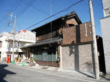 行田郵便局の近くに建つ風情ある昔ながらの瓦屋根、木造家屋の写真