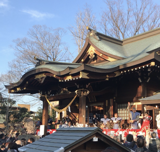 青空の下にたくさんの参拝者が訪れている様子の八幡神社の写真