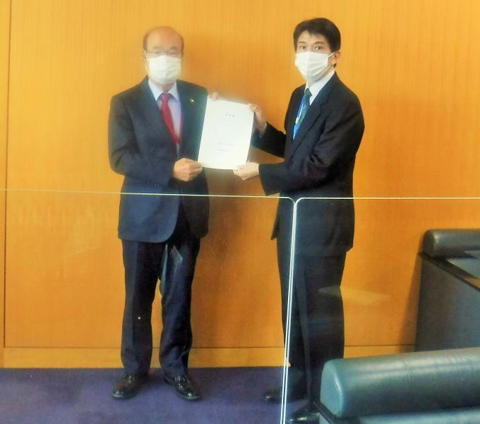 石井市長と関東地方整備局長が要望書を一緒に持って並んで立っている写真
