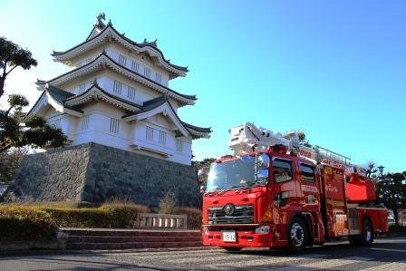 忍城の前に停まる消防車の写真