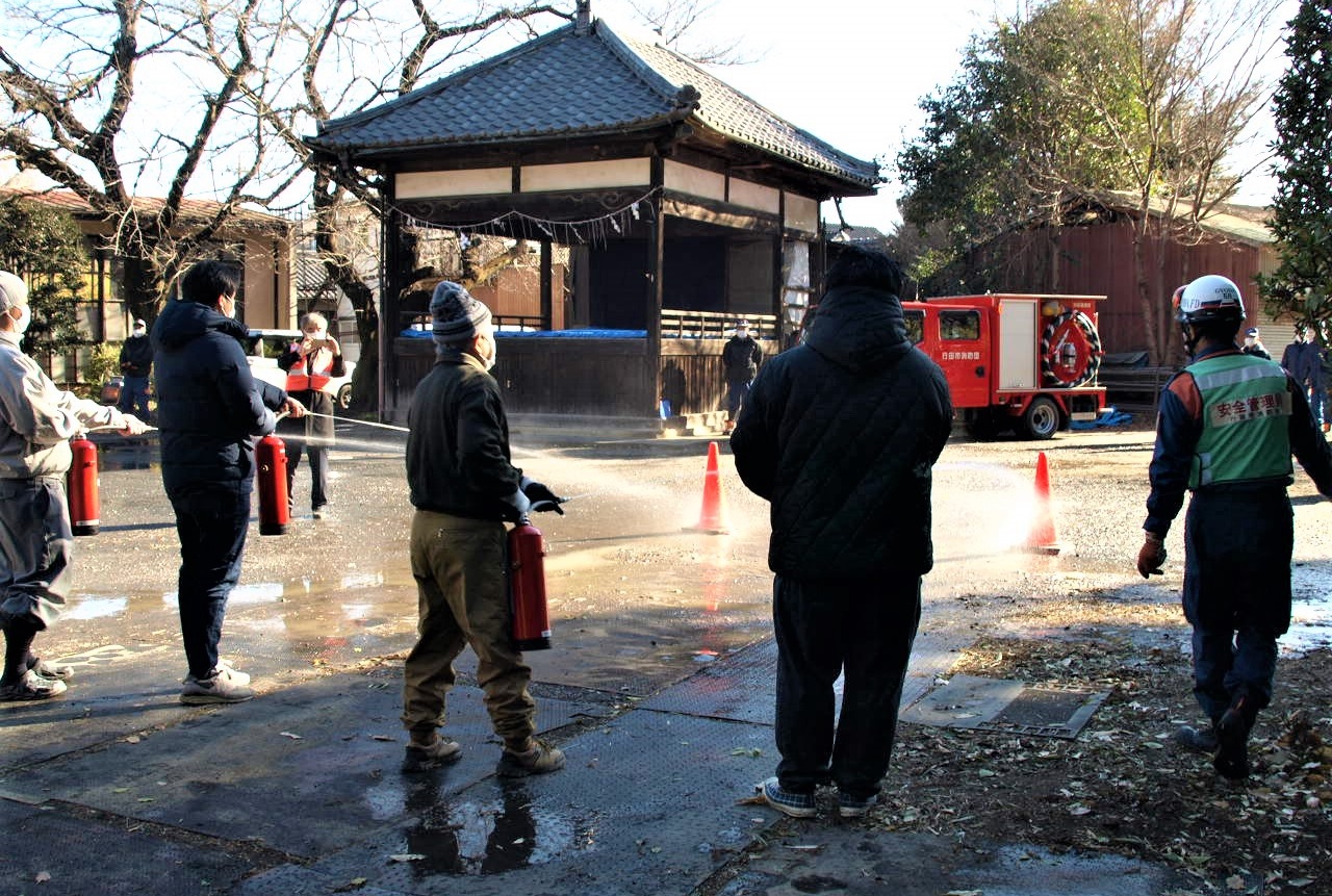 参加者が消火訓練を行っている様子の写真