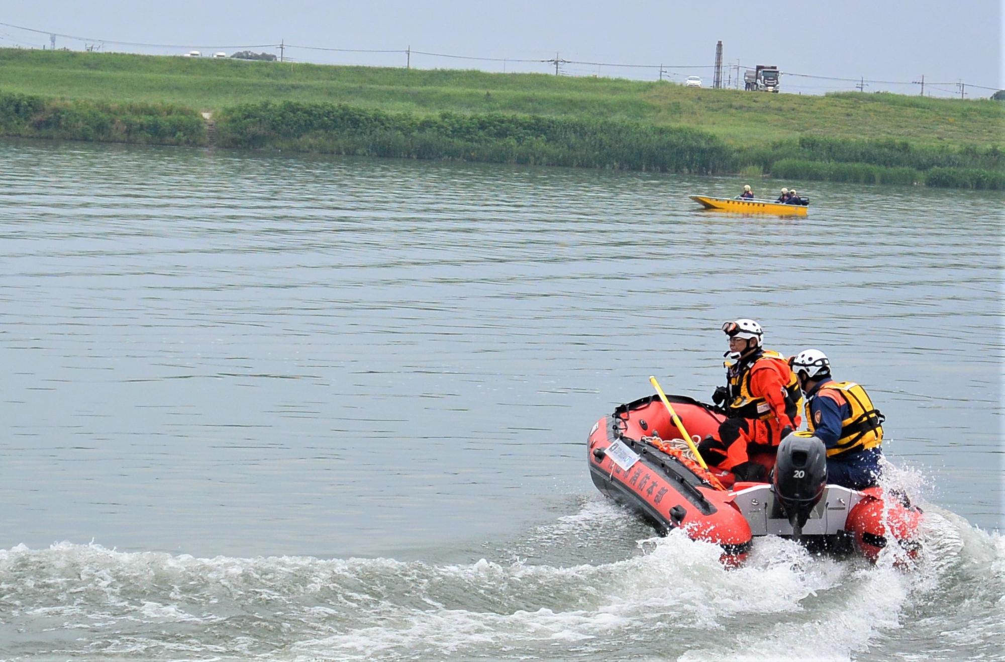 救命ボートによる要救助者の検索活動の様子