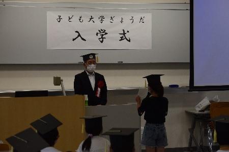 赤松学長へ抱負を述べる学生代表の長谷川さんの写真