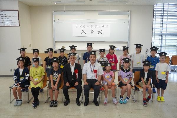 ものつくり大学の赤松学長、齋藤教育長と一緒に撮った集合の写真
