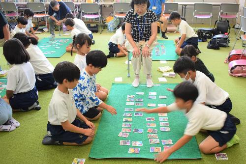 かるたで対戦する様子