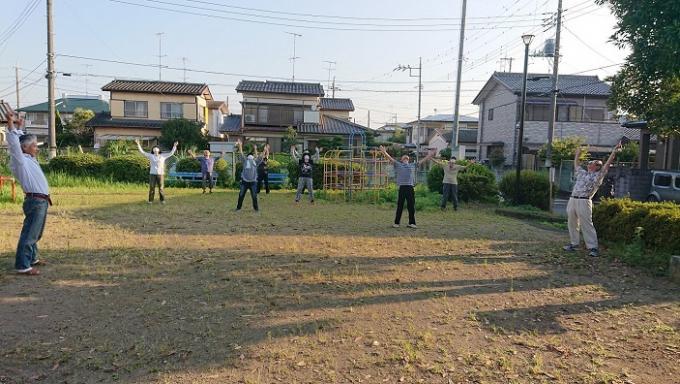 東台公園でたくさんの参加者がラジオ体操をしている様子の写真