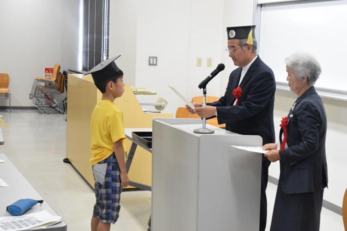 赤松学長より学生たち一人ひとりに修了証書を渡している写真