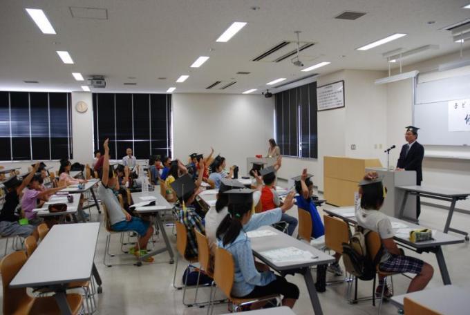 稲永学長からの質問に手を挙げ答える学生たちの写真