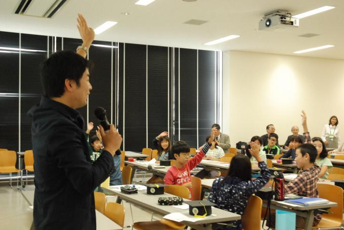 環境について先生からの質問に子どもたちが手を挙げている写真