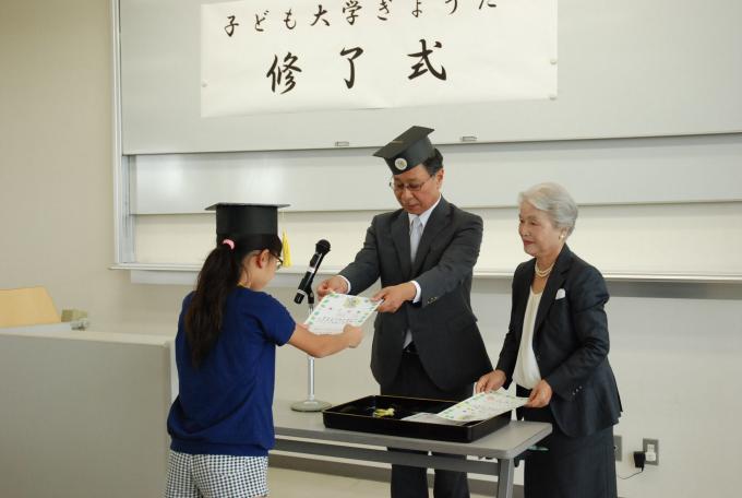 稲永学長より一人ひとりに修了証書が手渡されている写真