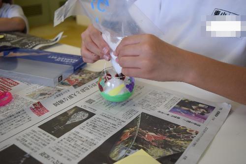 キャンドルホルダーを作っている小学生の手元