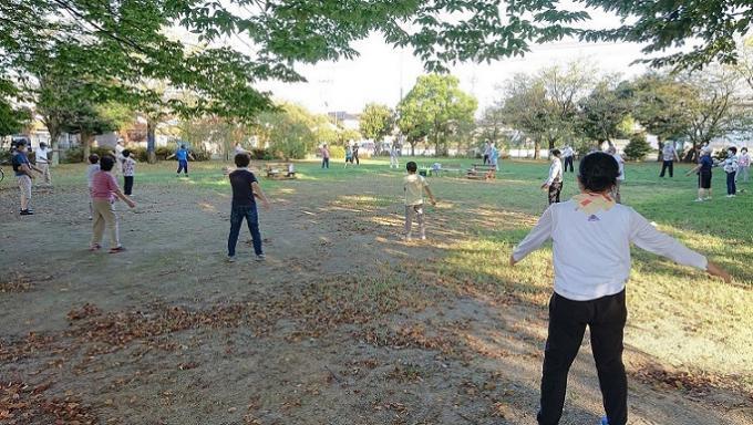 武蔵公園でたくさんの参加者がラジオ体操をしている様子の写真