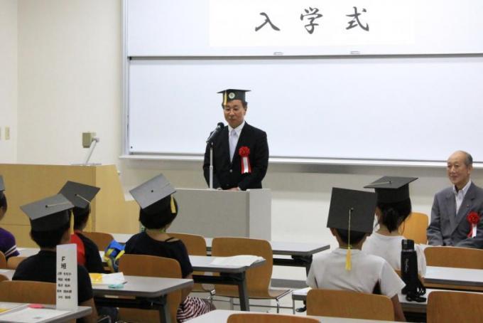 稲永忍学長が入学式のあいさつをしている写真