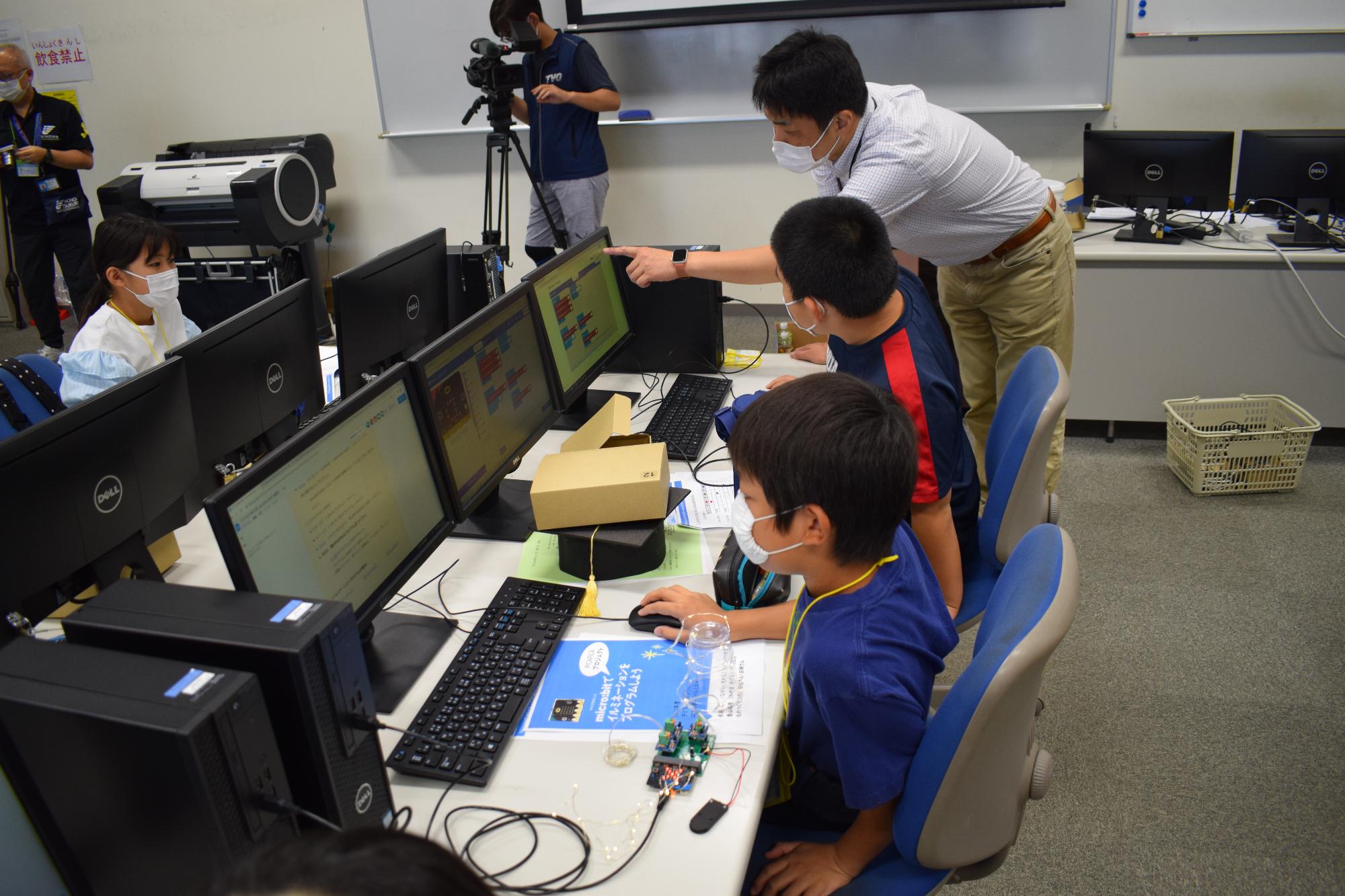 永井先生と学生2人の指導で、全員がオリジナルのプログラムを作りました。