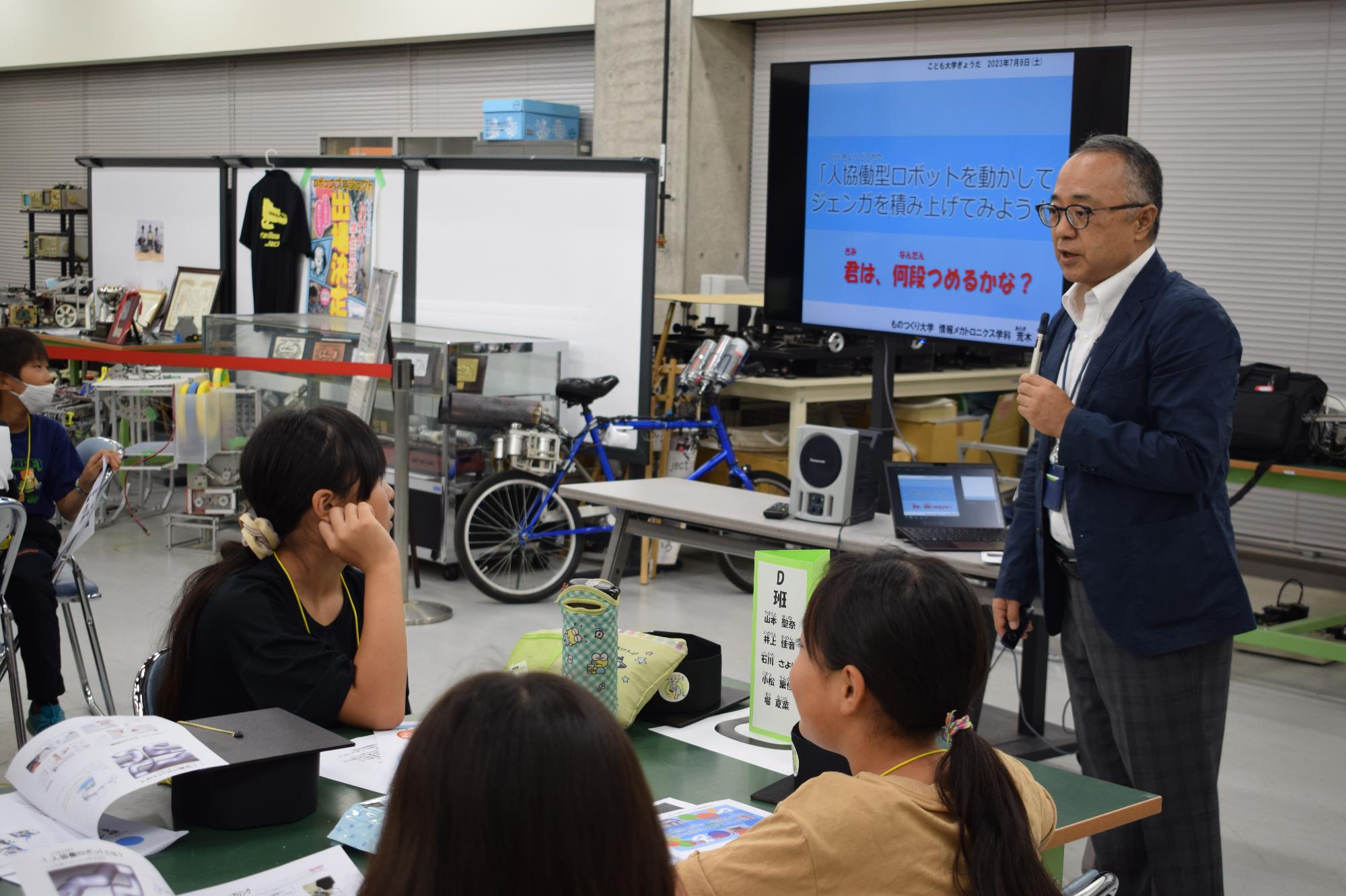 荒木先生と大学の学生から丁寧なご指導をいただき、タブレットを使ってロボットを操作しました。みんな集中して取り組みました。